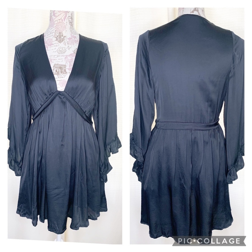 Stillwater Black Tunic Top Size XS V neck, pleated front and ruffle sleeve